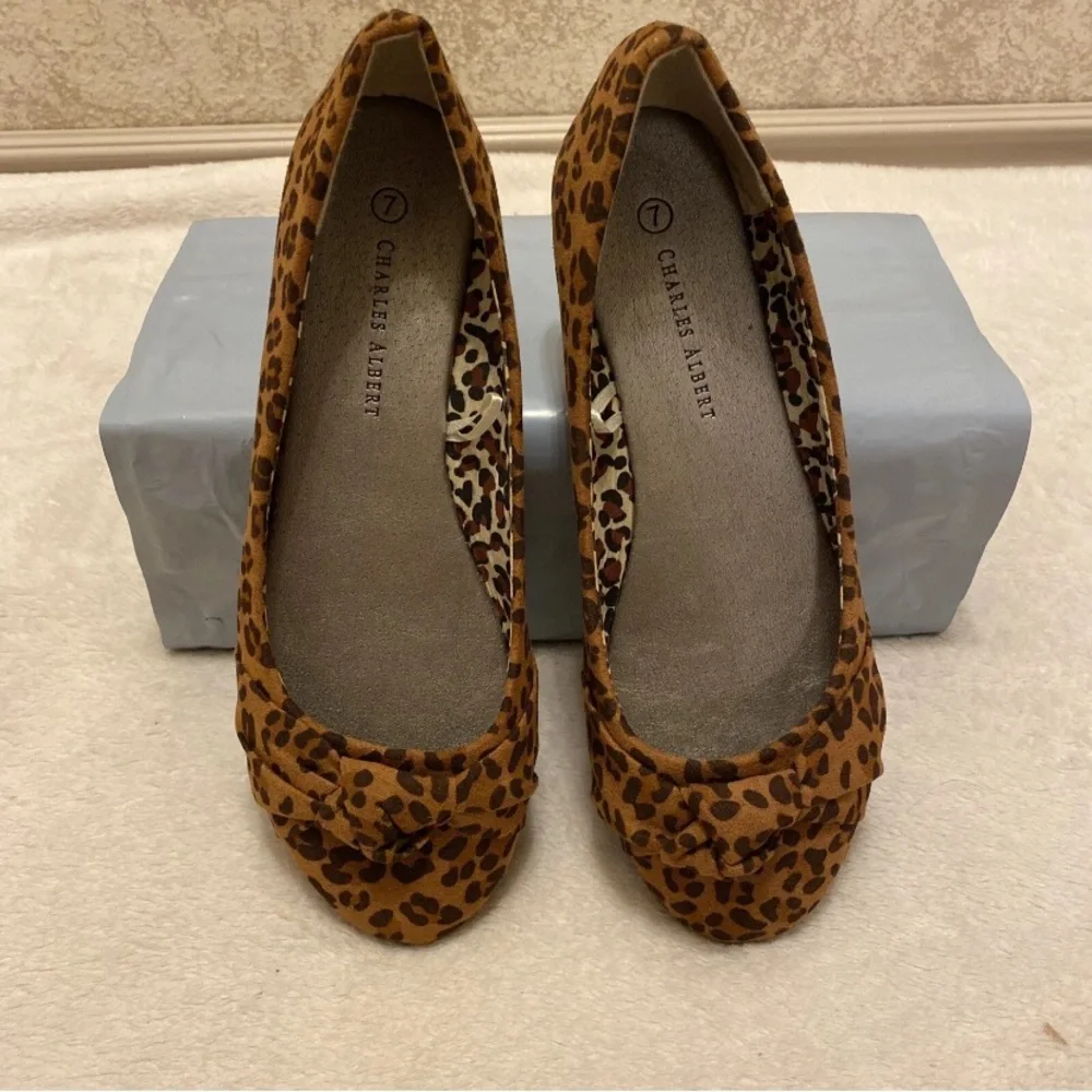 Charles Albert Women's Brown Leopard Flats